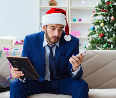 Noel 'de evde çalışan işadamı.