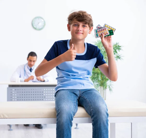Young Male Doctor Examining Boy Clinic — Stock Photo, Image