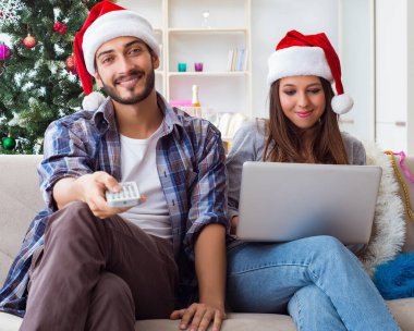 Mutlu çift Noel tatilini kutluyor.