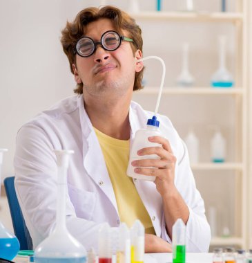 Deneyler ve testler yapan çılgın bir kimyager.