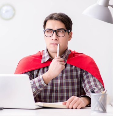 Dizüstü bilgisayarı olan süper kahraman öğrenci sınavlara hazırlanıyor.