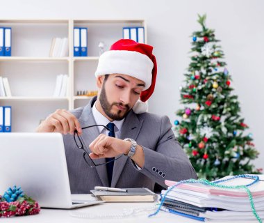 Genç işadamı Noel 'i ofiste kutluyor.