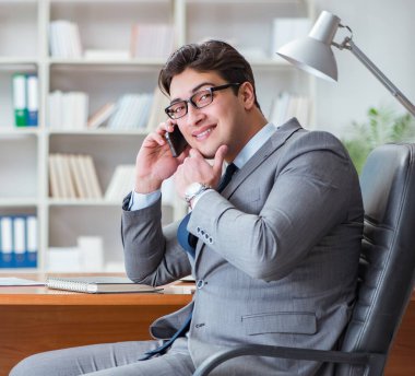 Ofiste çalışan genç işadamı.