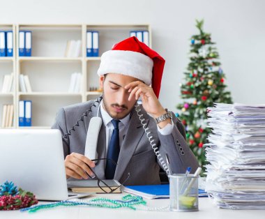 Genç işadamı Noel 'i ofiste kutluyor.