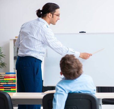 Genç baba oğlunun sınava hazırlanmasına yardım ediyor.