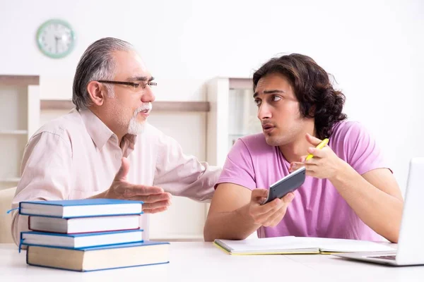 Yaşlı Baba Sınav Hazırlığında Oğluna Yardım Ediyor — Stok fotoğraf