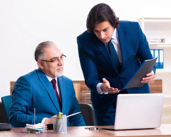 Young Old Employees Working Together Office — Stock Photo, Image