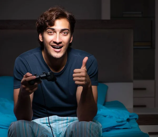 Genç Adam Gece Yatağında Bilgisayar Oyunları Oynuyor — Stok fotoğraf