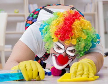 Komik palyaço evde temizlik yapıyor.