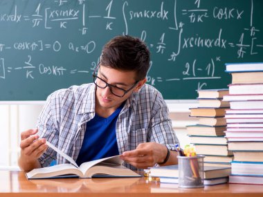 Okulda matematik okuyan genç erkek öğrenci.