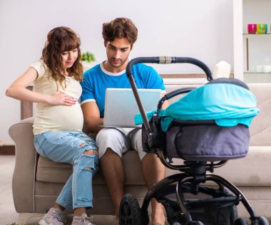 Bebekli genç ebeveynler yeni bir çocuk bekliyor.