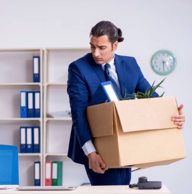 Genç çalışan işten çıkarılıyor.