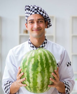 Erkek aşçı mutfakta karpuzla