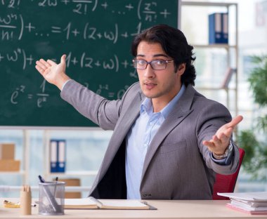 Sınıftaki genç yakışıklı matematik öğretmeni.