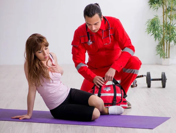 Der Sanitäter Rot Besucht Junge Frau Fitnessstudio — Stockfoto