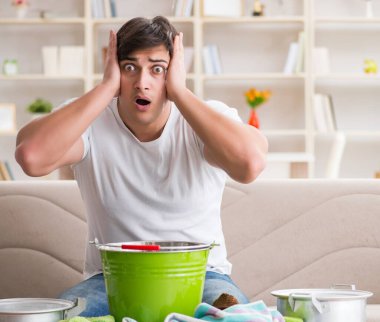 Komşu sel sızıntısıyla ilgilenen adam.