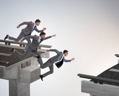 Patron işadamı ekibe yanlış talimat veriyor.