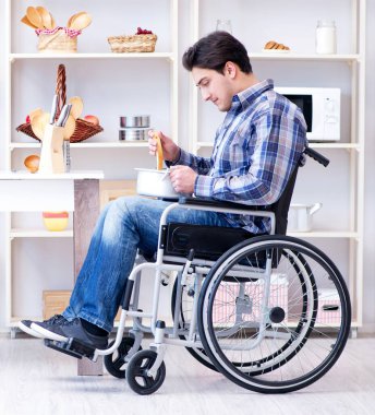 Engelli adam mutfakta çorba hazırlıyor.