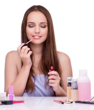 Güzellik makyajlı genç kadın beyaz tenli.