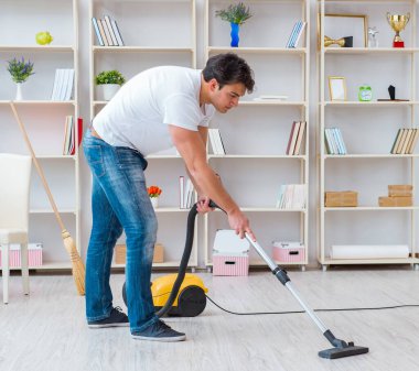 Evini temizleyen adam.