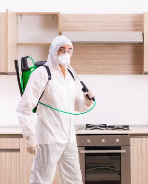 Mutfakta haşere kontrolü yapan profesyonel müteahhit.