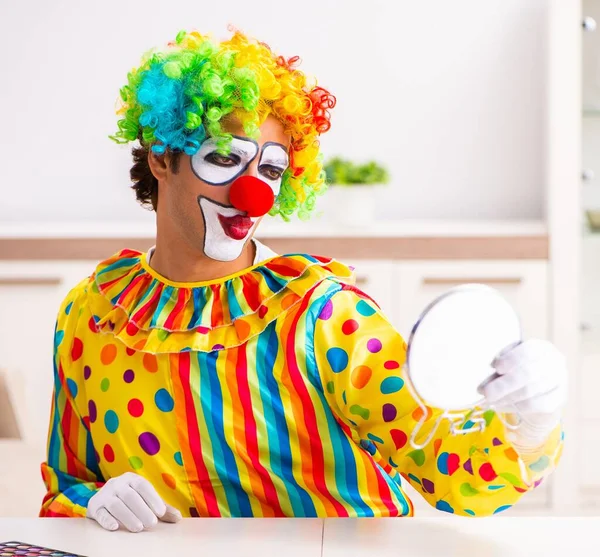 Den Manliga Clownen Förbereder Sig För Perfomance Hemma — Stockfoto