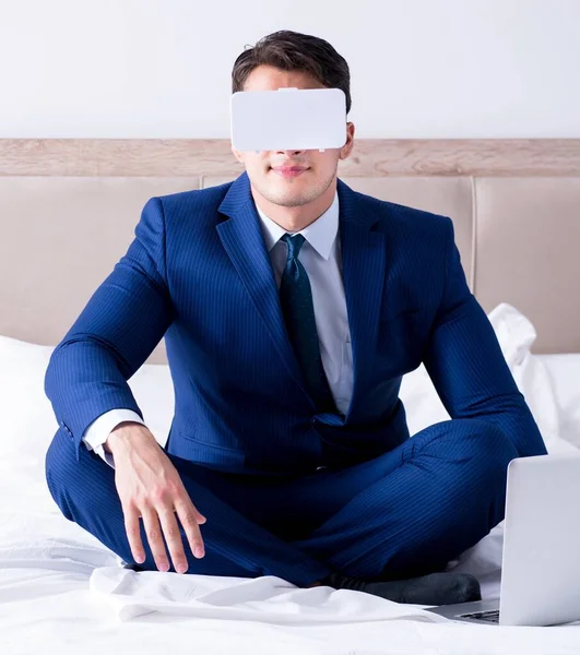 Üzletember Visel Virtuális Valóság Headset Hálószobában — Stock Fotó