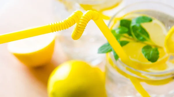 Copos Mojito Com Limão Palha Bebida — Fotografia de Stock