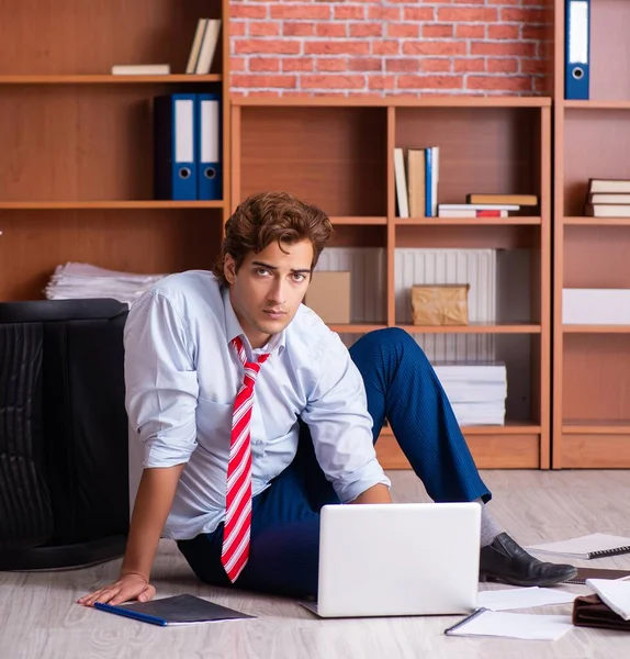 Nieszczęśliwy Biznesmen Siedzący Biurze — Zdjęcie stockowe
