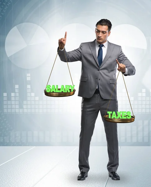 Homme Affaires Essayant Trouver Équilibre Dans Les Impôts Les Salaires — Photo