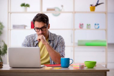 Salgın sırasında evden çalışan genç bir serbest çalışan.