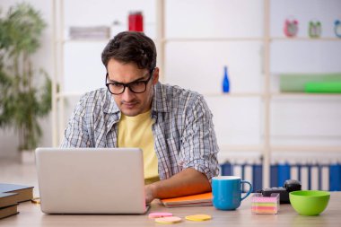 Salgın sırasında evden çalışan genç bir serbest çalışan.