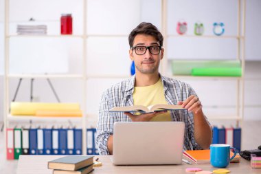 Salgın sırasında evden çalışan genç bir serbest çalışan.