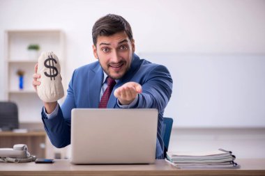 Maaş konsepti genç çalışanı