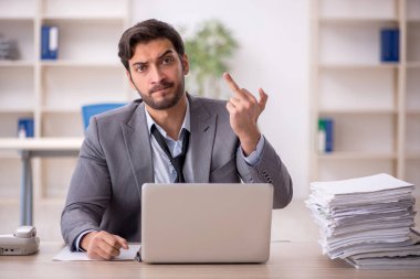 Genç işadamı ve ofiste çok fazla iş var.