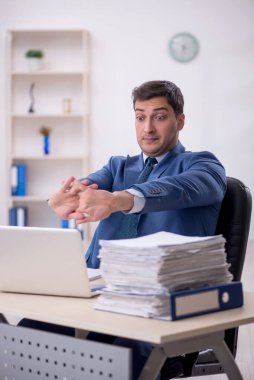 Ofiste çalışan genç işadamı.