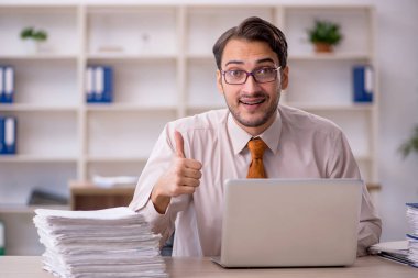 Genç işadamı aşırı işten memnun değil.