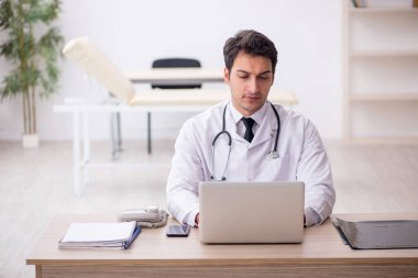 Teletıp konseptinde genç doktor