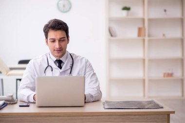 Teletıp konseptinde genç doktor