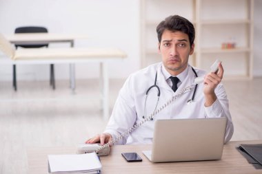 Teletıp konseptinde genç doktor