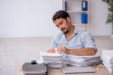 Genç işadamı ofisteki aşırı işten memnun değil.