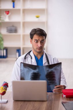 Klinikte çalışan genç bir radyolog.