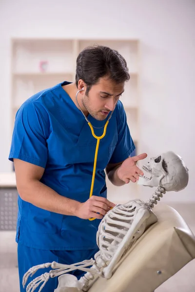 Young Doctor Skeleton Patient Hospital — Zdjęcie stockowe