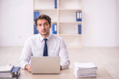 Ofiste çalışan genç işadamı.