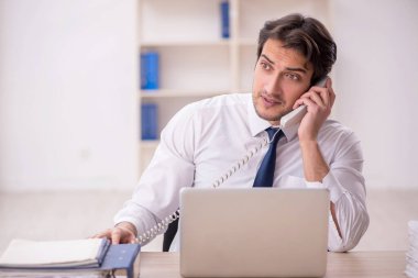 Ofiste çalışan genç işadamı.