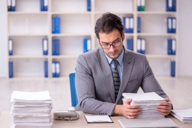 Genç işadamı aşırı işten memnun değil.