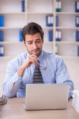 Genç işadamı aşırı işten memnun değil.