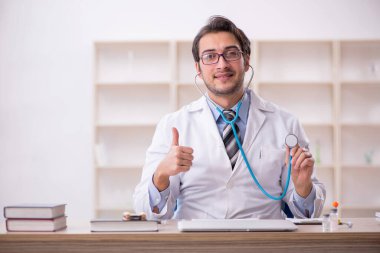 Hastanede çalışan genç bir doktor.