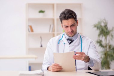 Hastanede çalışan genç bir doktor.