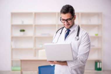 Teletıp konseptinde genç doktor